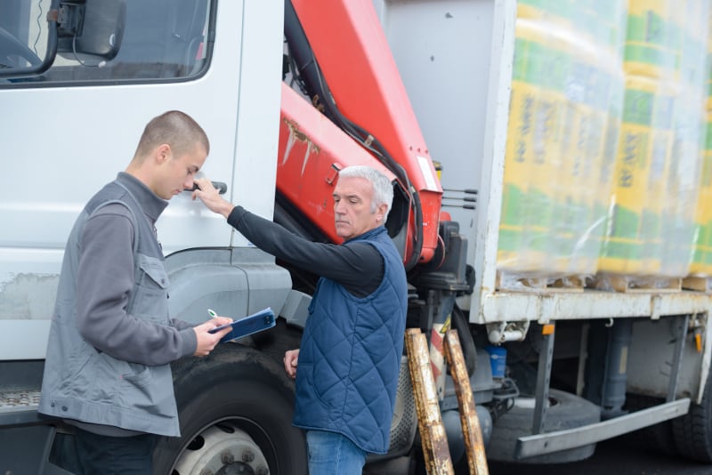 shipper_talking_to_driver-1